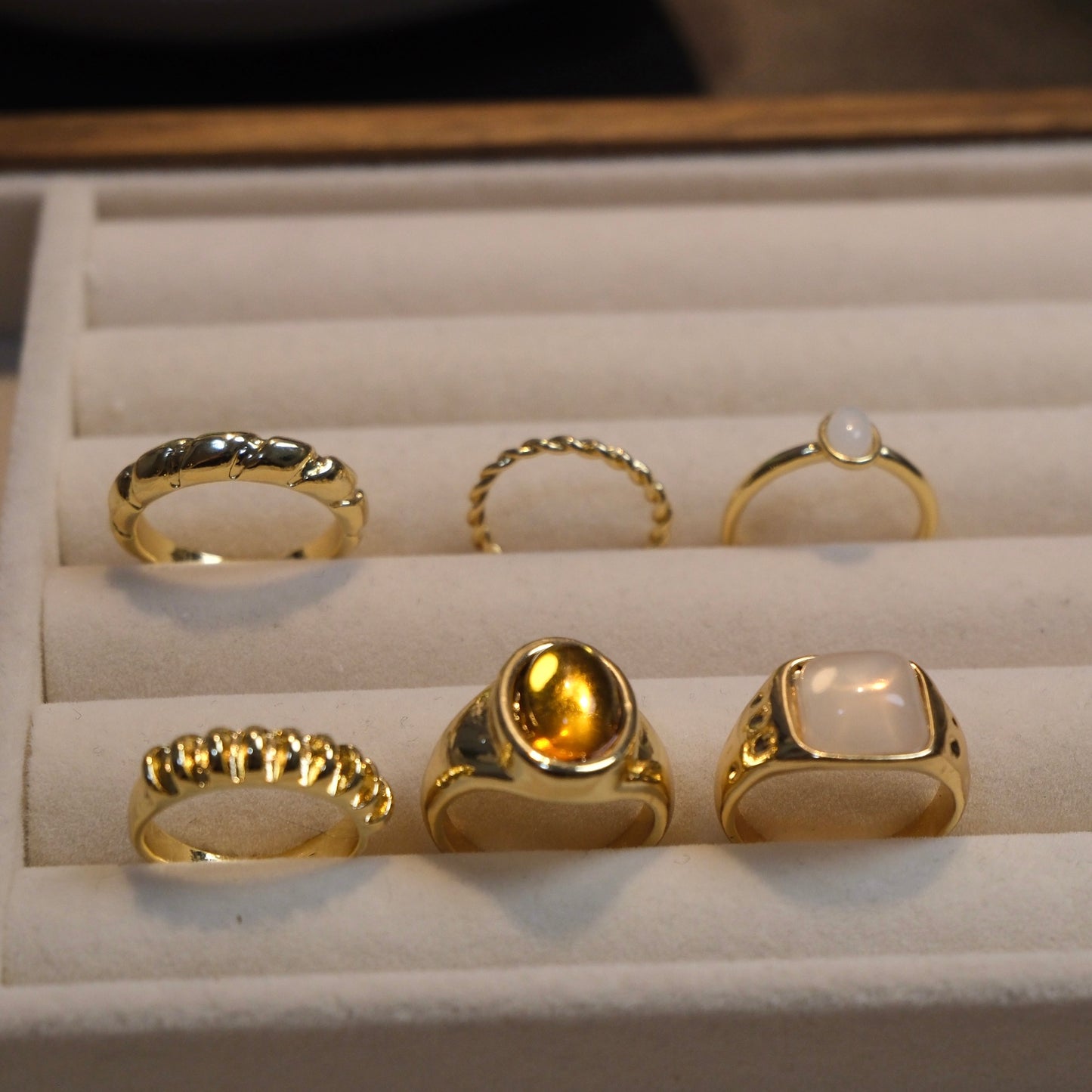 6-Piece Gold Ring Set: Modern and Elegant Designs