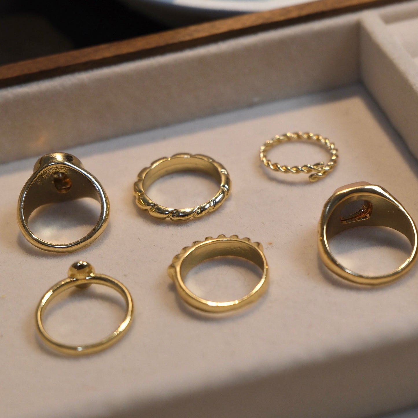 6-Piece Gold Ring Set: Modern and Elegant Designs